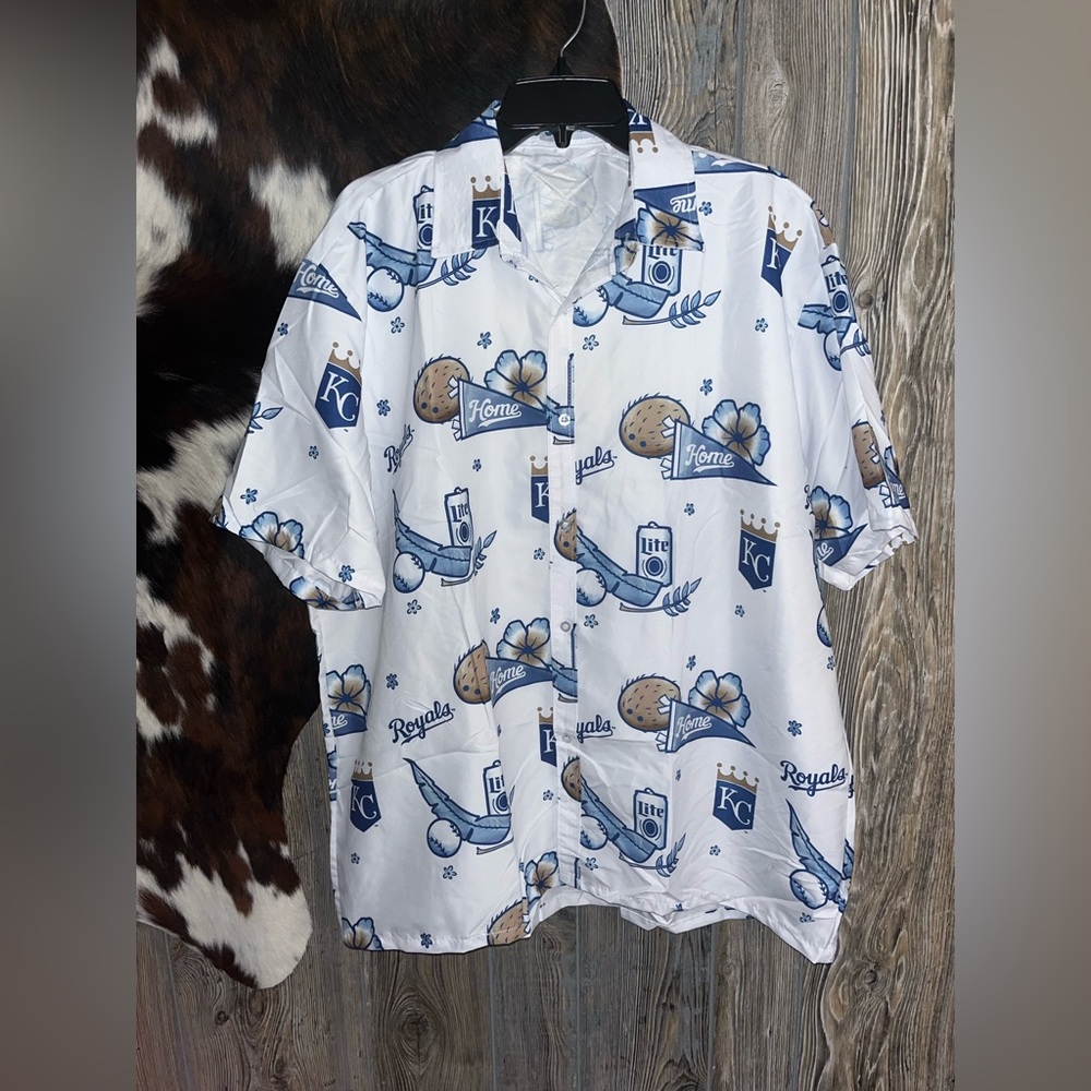 Gym global MLB Kansas City Royals size XL short sleeve button up graphic shirt